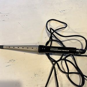 Jilbere de Paris Titanium Tools Striaghtening and Curling Tapered Wand